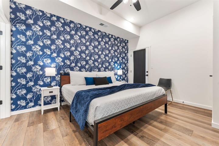 Vpustite slnečné lúče a vyjdite von za výhľadom na jazero – tento apartmán na hornom poschodí je čistým pohodlím.