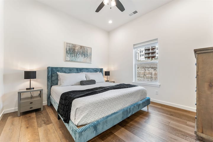 Ďalšia luxusná spálňa na 2. poschodí s vlastnou kúpeľňou – každý dostane svoj vlastný priestor na oddych.