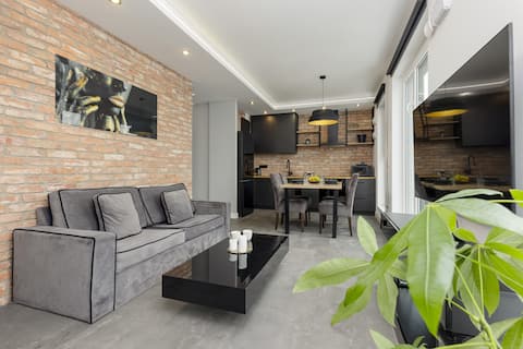 Successful Airbnb property: Modern Apartment | 2 Bedrooms | Parking. in łódź Widzew