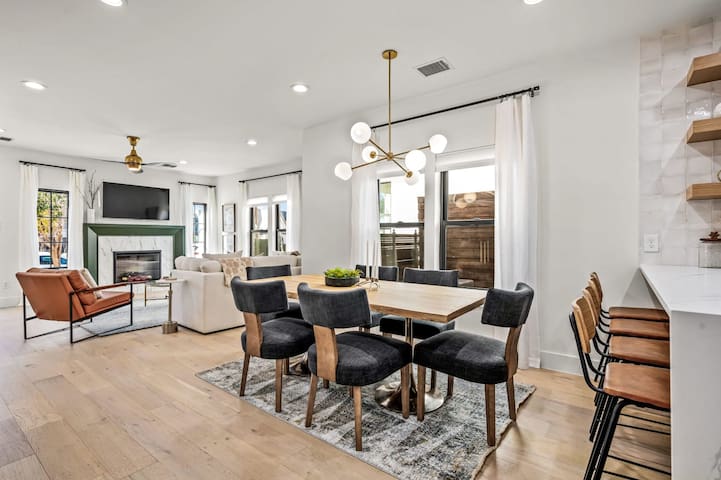 The Gretel-NEW Stunning 4 Bed Downtown Gem, Spa