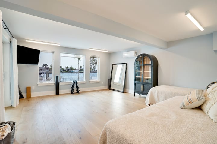 Vježbajte bilo koga? Spavaća soba 5 s pogledom na ocean služi kao prostorija za vježbanje i ima susjednu kupaonicu.