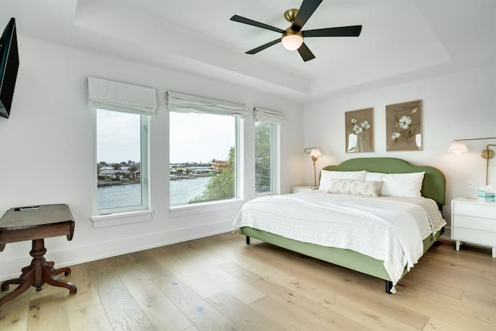 Uživajte u predivnom pogledu na vodu, bračnom krevetu, pametnom TV-u i kupaonici u spavaćoj sobi 1.