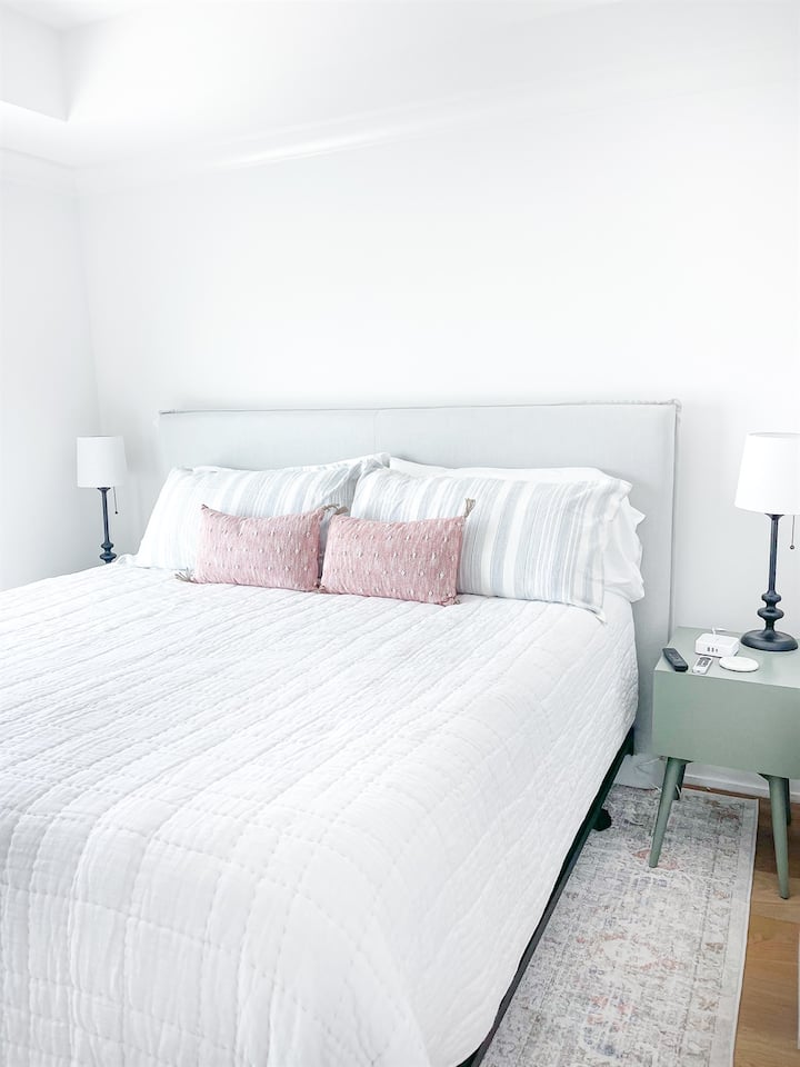 Spavaća soba 3 ima pogled na vodu, veliki bračni krevet, ugradbeni ormar i privatnu kupaonicu.