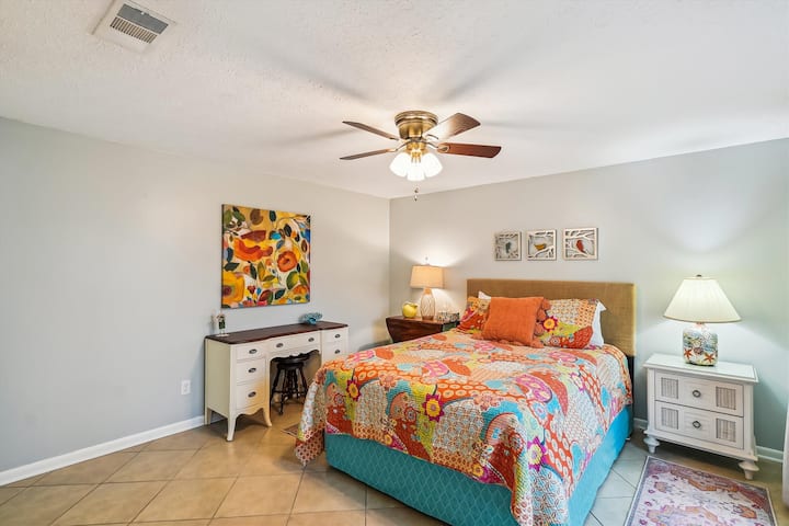 Hlavná spálňa v zadnej časti domu s manželskou posteľou