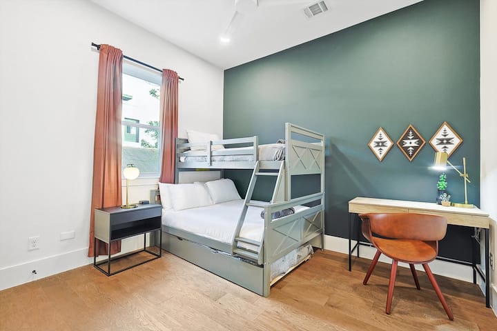 Este dormitorio cuenta con una cama individual y una litera para dormir mucho espacio. ¡También hay un escritorio si quieres hacer un poco de trabajo durante tu estadía!