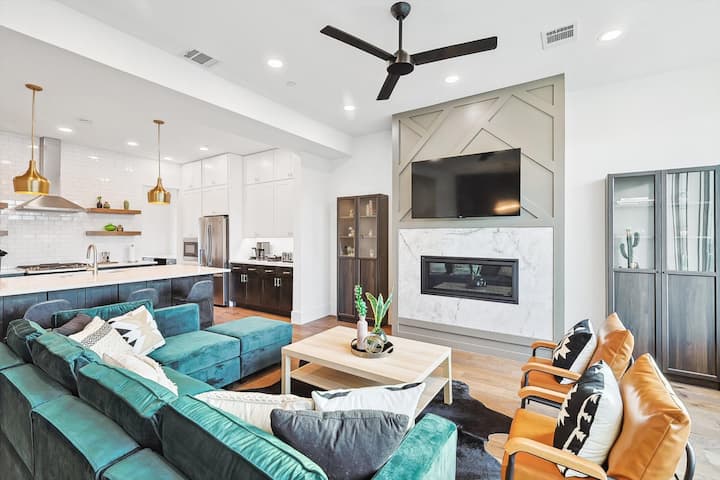 Hermosamente amueblado con muebles de diseño, esta sala de estar es moderna y elegante con un aire de sofisticación que atiende a una gran conversación.