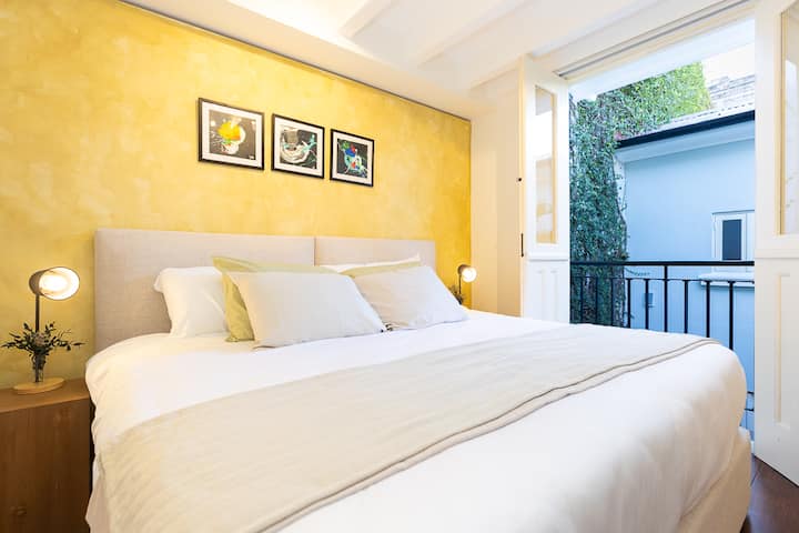 Фотографија од спалната соба - големи прозорци / фотографија од собата - големи прозорци 