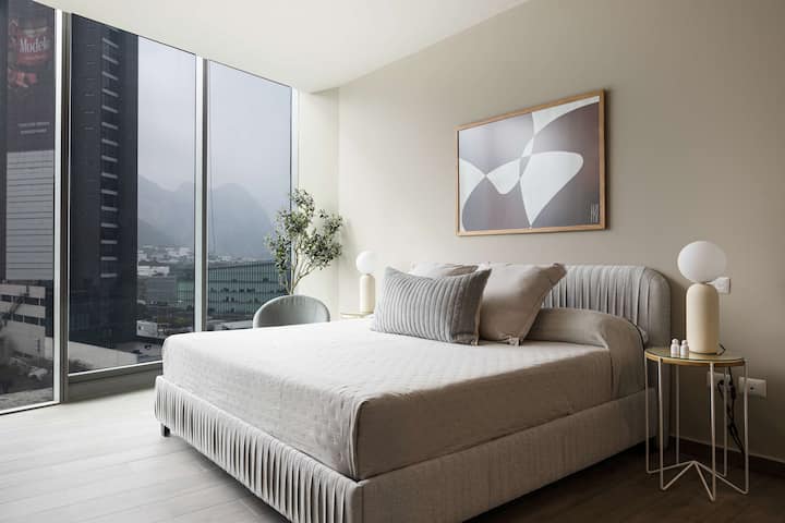 Dhomë gjumi e ndritshme dhe e ajrosur me një krevat dopio "king-size" dhe pamje të pabesueshme të horizontit