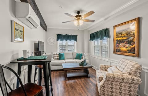 Seasons Hospitality Cozy 1BR Center of Town