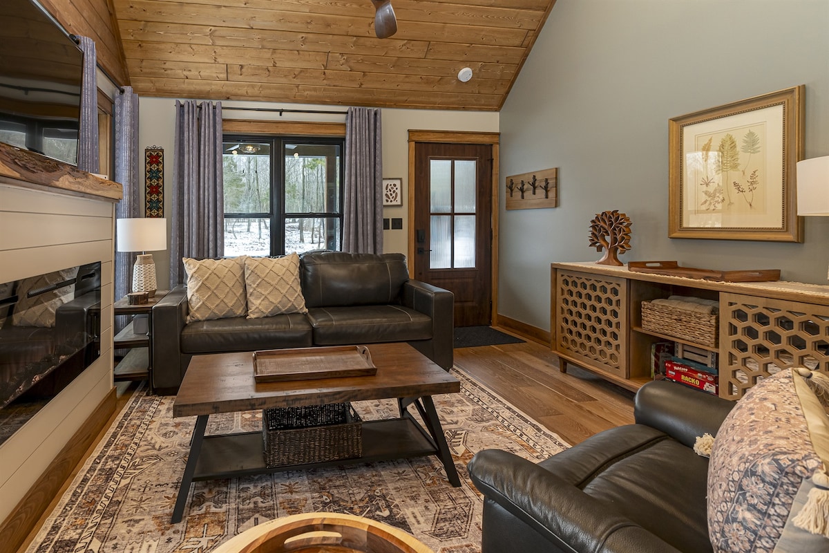 Sala de estar y entrada a la cabaña 