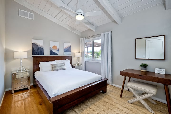 Pohodlná druhá spálňa s manželskou posteľou Queen