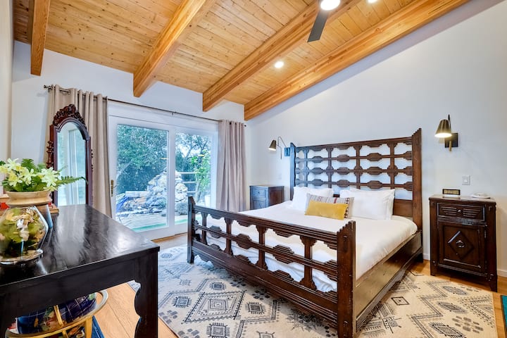 Primárna spálňa má manželskú posteľ King a vlastnú kúpeľňu