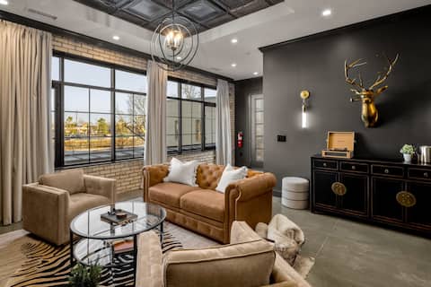 Top Airbnb: New! Ultimate Luxury+The Novel+Downtown Rogers+2BR in Rogers
