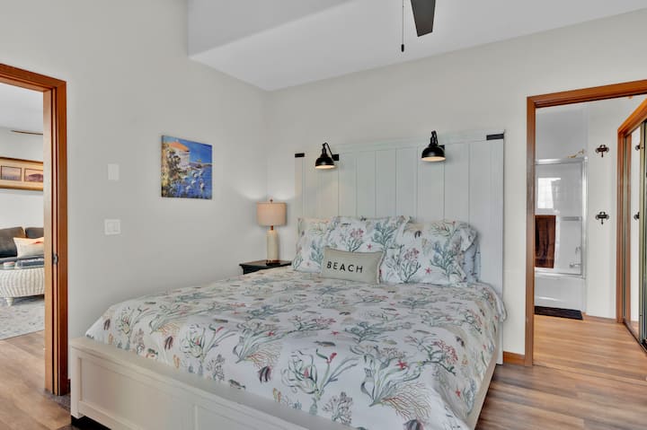 สถานที่แห่งนี้น่าทึ่งมากเมื่อพวกเขามารีวิวใดก็ตามไม่สามารถทำสถานที่นี้ได้ตามความยุติธรรมที่สมควรได้รับ/ฉันให้ “คำชม” เจ้าของที่พัก 10 ดาว 50 เพชรและเพิ่มคุณลงในคู่มือมิชลิน ทั้งหมดที่ฉันพูดได้คือ “แล้วพบกันเร็วๆนี้” รักที่พักนี้และขอขอบคุณที่ทำให้ที่พักนี้