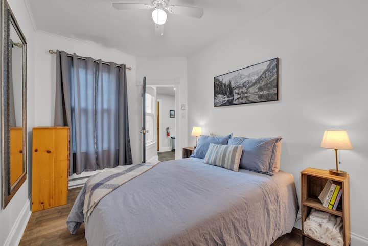 Pogled na spavaću sobu iz kupaonice.