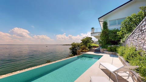 Villa Flora infinity pool private beach by Bgl