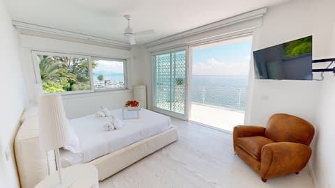 Villa Flora luxury pool by Bookinggardalake