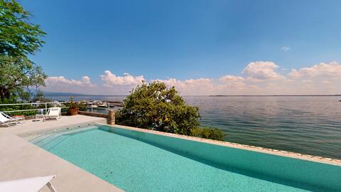 Beachfront Villa Flora By Bookinggardalake