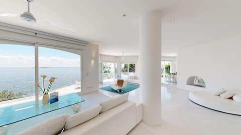 Villa Flora luxury pool by Bookinggardalake