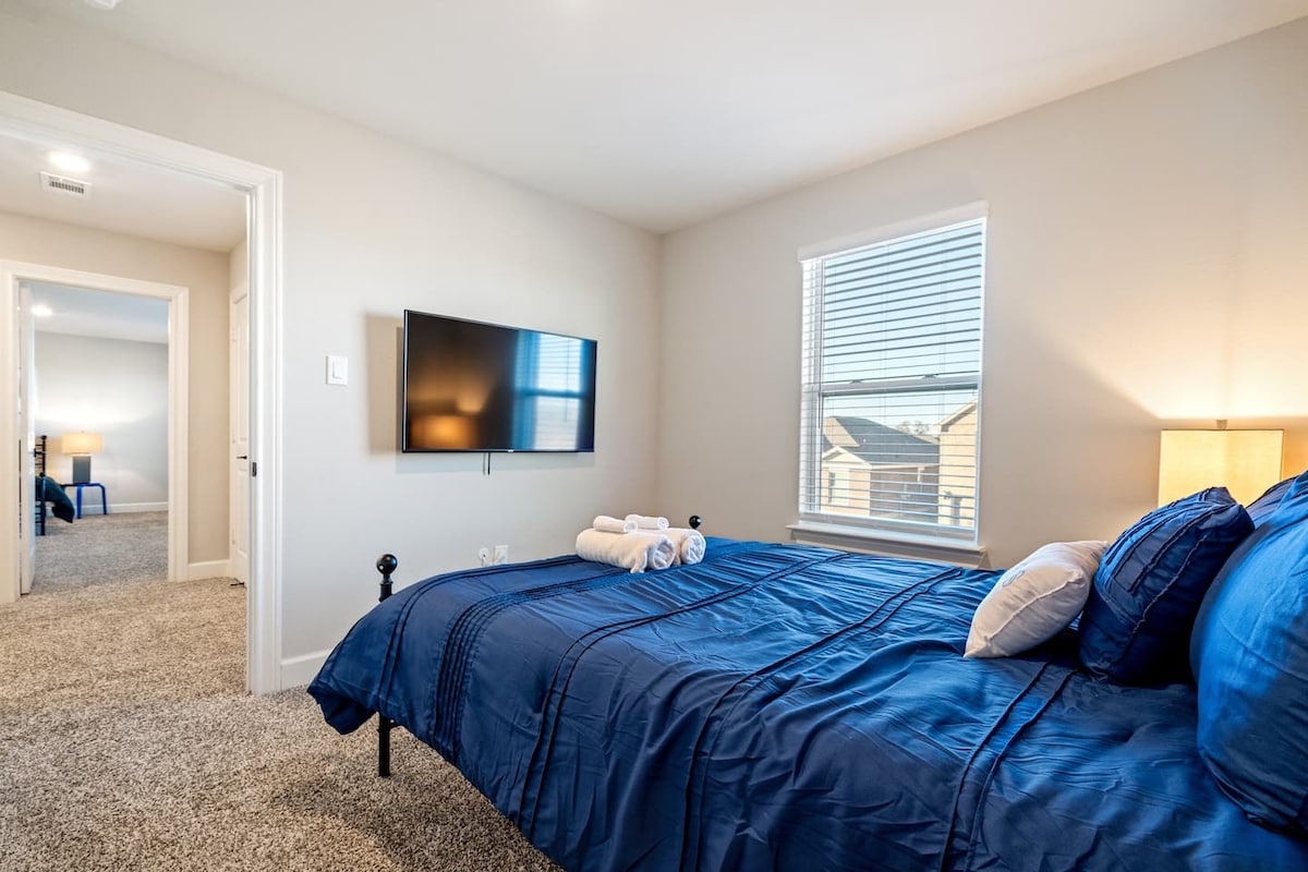 Dhomë gjumi relaksuese me një krevat dopio "queen" dhe një televizor, e përkryer për një natë të rehatshme brenda.

