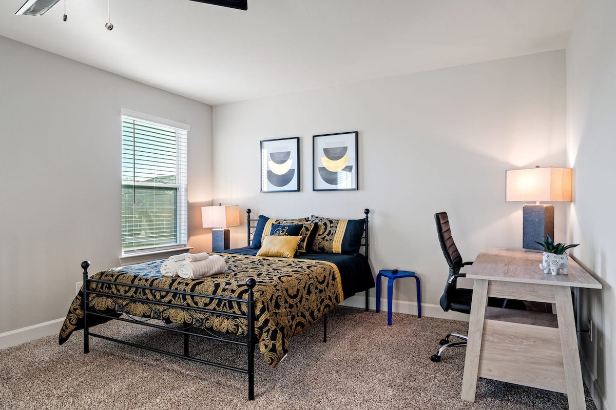 Kjo dhomë gjumi për vizitorët ka një hapësirë pune të rehatshme dhe një televizor, duke e bërë atë të përsosur si për punë në distancë ashtu edhe për t 'u çlodhur. Me dyqanet ushqimore në afërsi si Kroger dhe alternativat e ngrënies si Whataburger, është një zgjedhje e përshtatshme për qëndrime afatgjata.