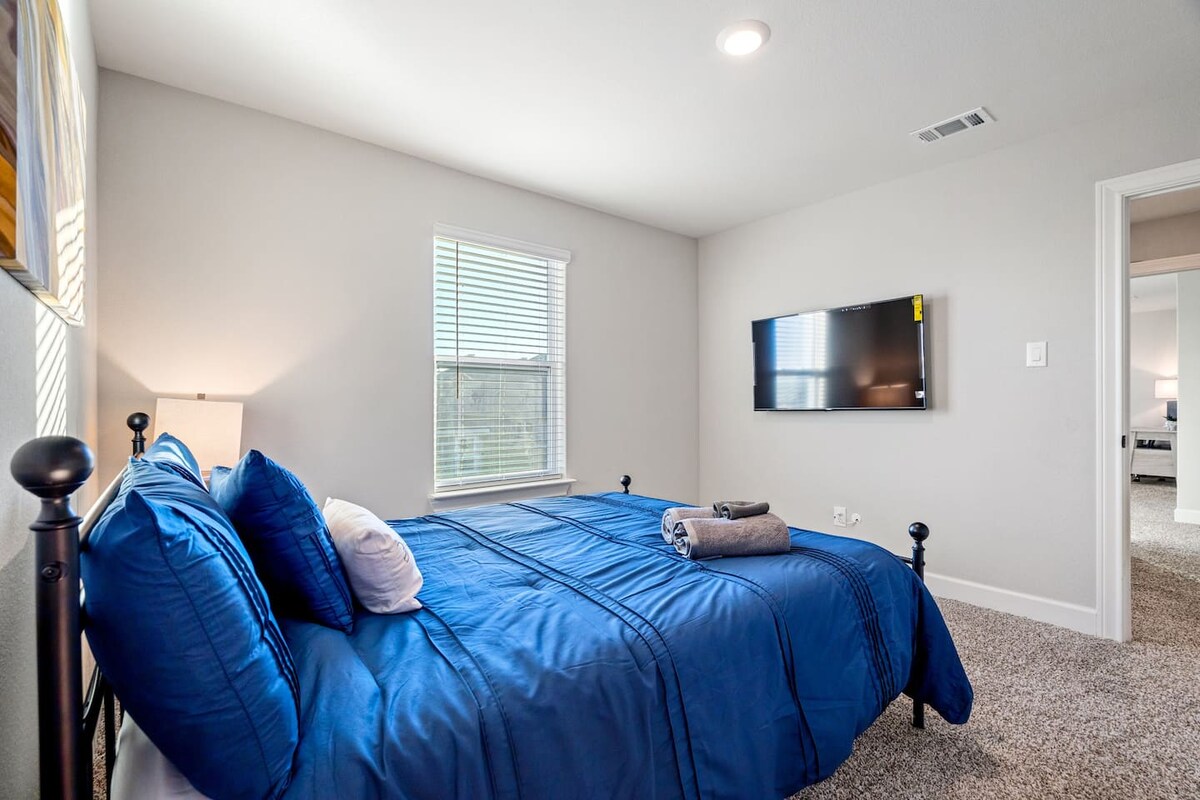 Një dhomë gjumi kryesore me hapësirë të bollshme me një krevat dhe televizor prej pelushi, ideale për t 'u çlodhur pas një dite eksplorimi të alternativave lokale të ngrënies, si Hokkaido Sushi & Steak House. E përkryer për qëndrime afatgjata me sigurim, duke ofruar rehati dhe komoditet.


