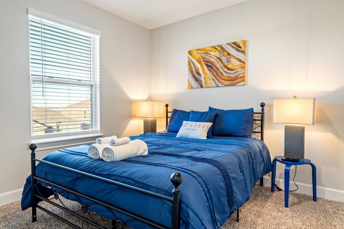 Kjo dhomë gjumi me hapësirë të bollshme ofron një krevat prej pelushi dhe atmosferë të ndritshme, të përsosura për t 'u çlodhur pas një dite vizite në restorantet lokale ose për të bërë pazar në dyqanet ushqimore aty pranë. Ideale për qëndrime afatgjata dhe prenotime sigurimesh.

