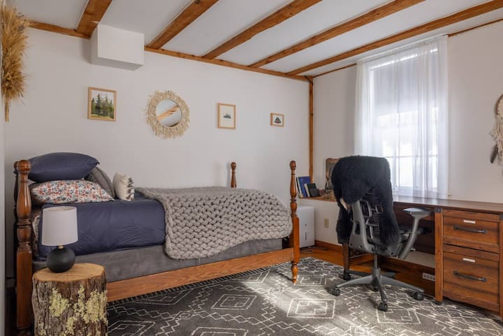 غرفة نوم في الطابق الأول (توأم) مع مكتب.