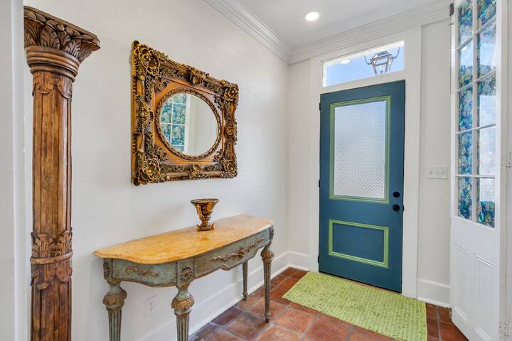 Elegant Home with Private Pool – Steps to FQ gallery image 3