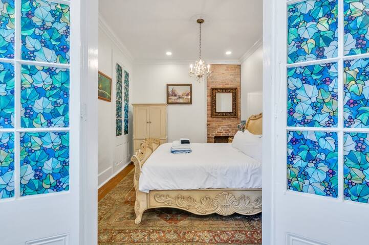 Elegant Home with Private Pool – Steps to FQ gallery image 4