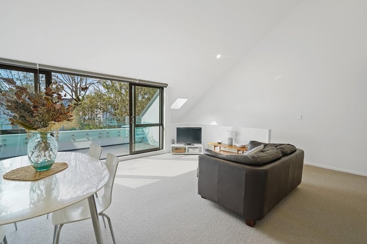 Renovated City Retreat - With Secure Carpark - Christchurch