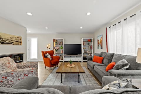 Bright and Airy Retreat in Ozark-Vibrant Sanctuary