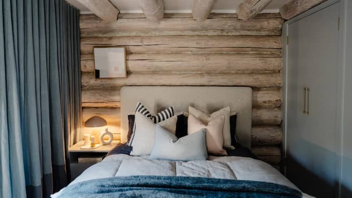 Спална соба со брачен кревет (широк 150 - 179 см)