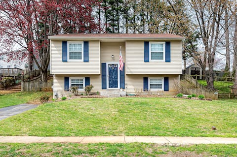 Annapolis Home | Fenced Yard | Pool Table | 10 Gue