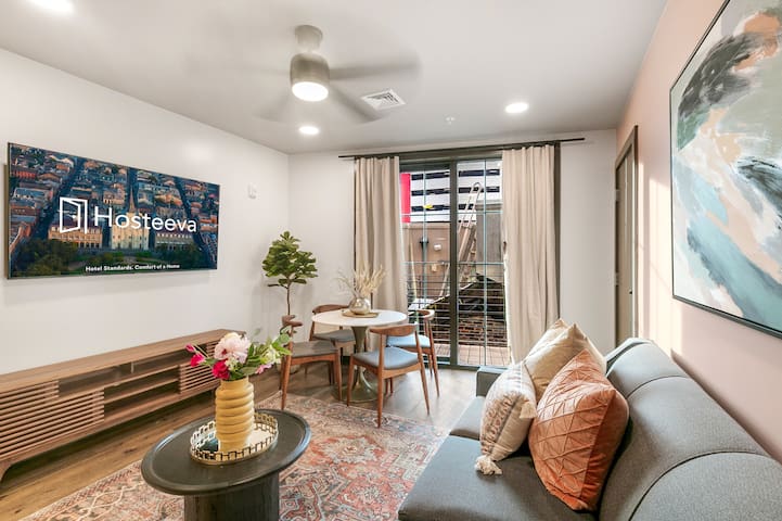 Jazz Symphony: 4BR Urban Retreat Condo