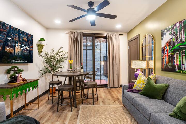 Urban Retreat Oasis: 4BR City Condo with Patio