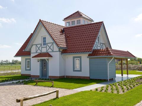 Villa with rowing boat and sauna, near the beach