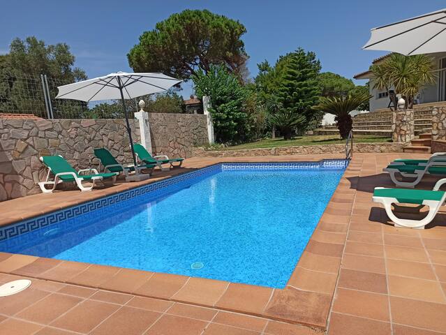 House Llierca – air conditioning, private pool, ba gallery image 2