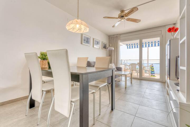 Apt Frontmar – Wifi, communal pool, 1st line of th gallery image 5