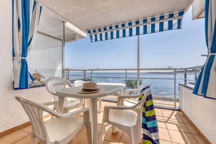 Apt Frontmar – Wifi, communal pool, 1st line of th gallery image 2