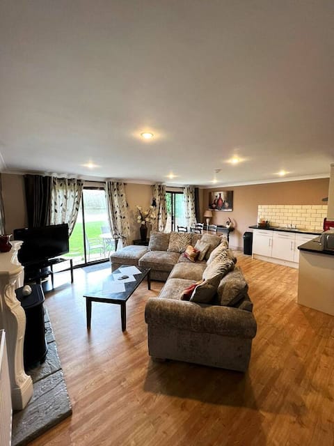 Luxury Lakeside Lodge with Hot Tub – Yorkshire