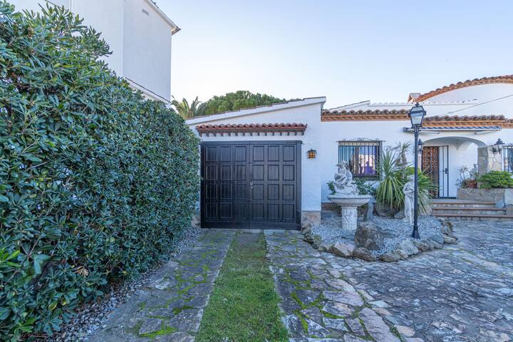 4 bedroom house with pool and mooring gallery image 3