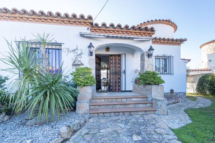 4 bedroom house with pool and mooring gallery image 2