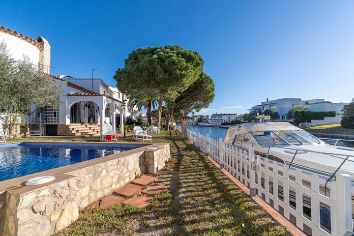 4 bedroom house with pool and mooring