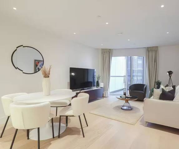 Luxurious Westfield Flat with Pool & Gym