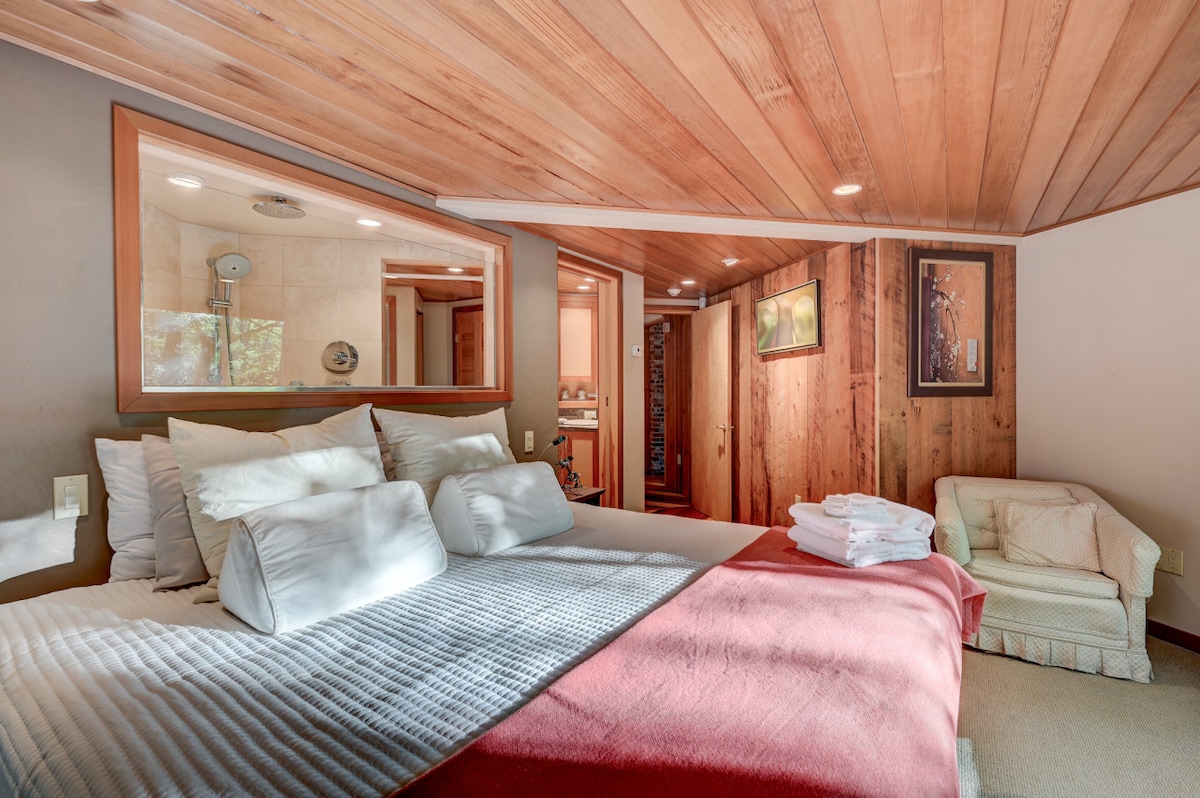 This ensuite, located on the lower level provides views of the river, AC, and a TV