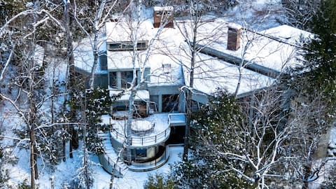 Steps to the Ellis River: LUX, Hot Tub, Game Room