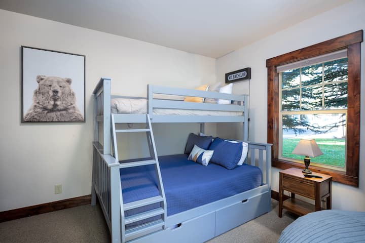 חדר שינה עם מיטת קומתיים - למטה