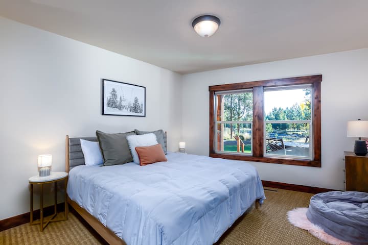 חדר שינה עם מיטת קינג סייז - למטה