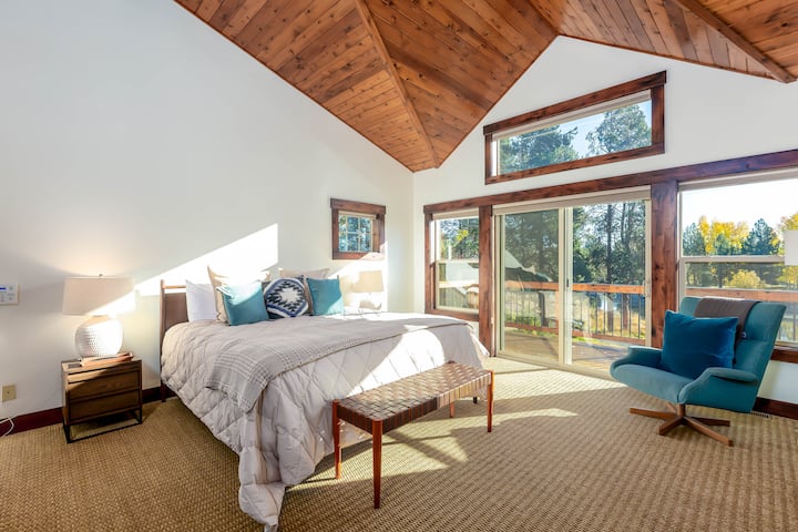 חדר שינה עם מיטת קינג סייז וחדר רחצה צמוד - קומה ראשית